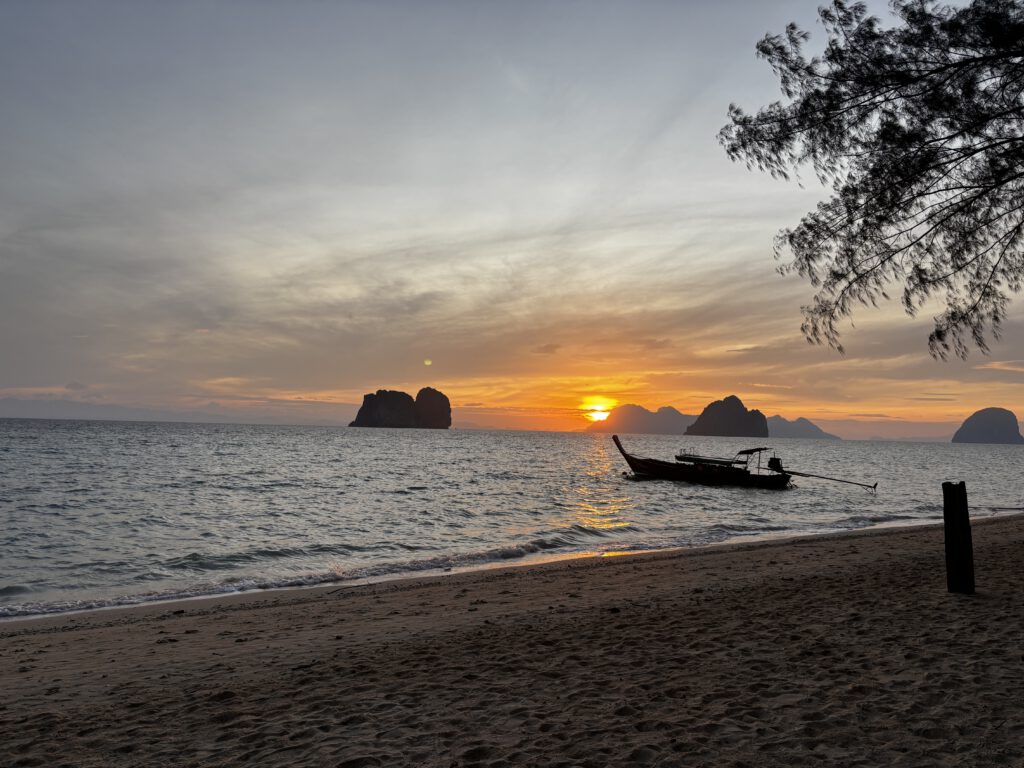 Boot im Sonnenuntergang